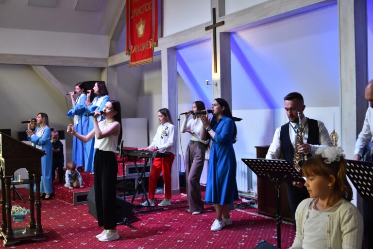 Праздник Троицы отметили в евангельской церкви Пензы